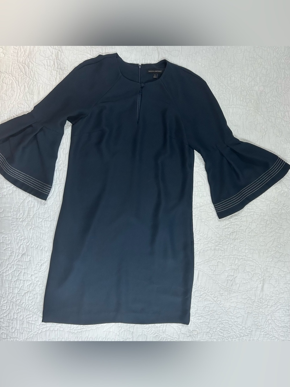 Banana Republic Navy Bell Sleeve Shift Dress Keyhole Neck Size 6 - Picture 3 of 11